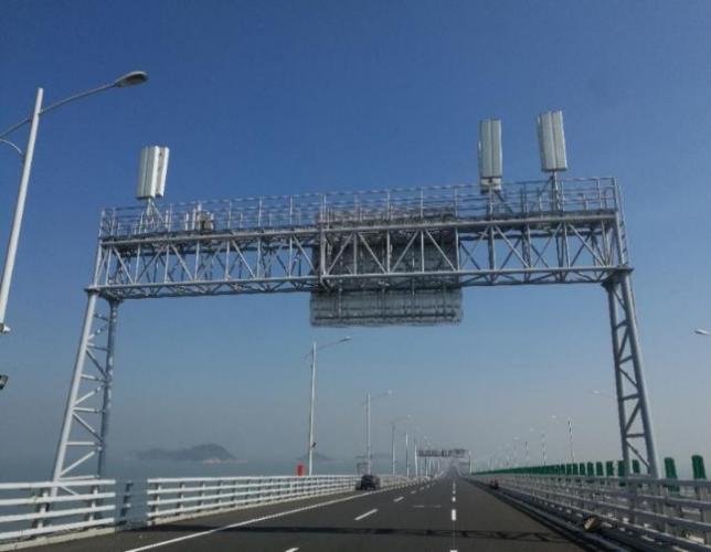 Active RIS road and bridge linear 5G coverage application
